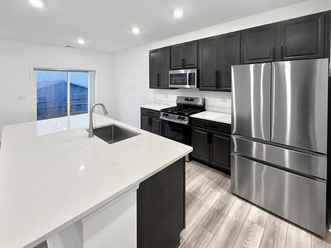 Building Photo - 1135 White Oak Cir