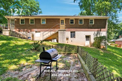 Building Photo - Charming 2 Bed/1 Bath Property in Quiet Neighborhood