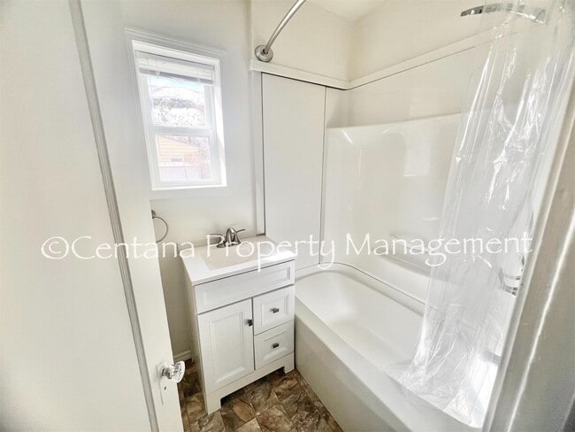 Building Photo - Nice and cozy bungalow in the sweet town of Anaconda!