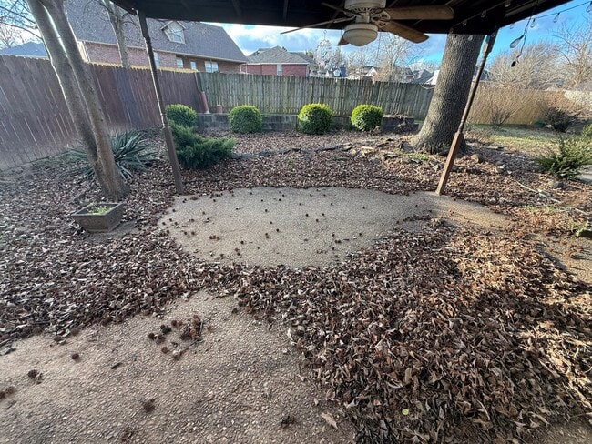 Building Photo - 3 Bed 2 Bath House with 2 Car Garage.  Has Gas Heat