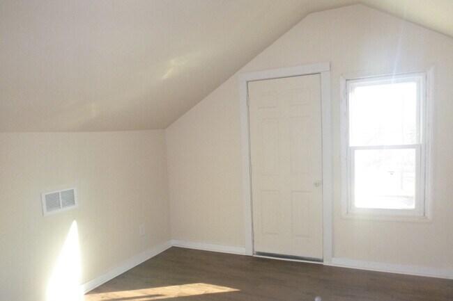 Building Photo - Beautiful 4 Bedroom Home in Enderly Park!