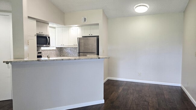 Building Photo - 3400 Pinewalk Dr N
