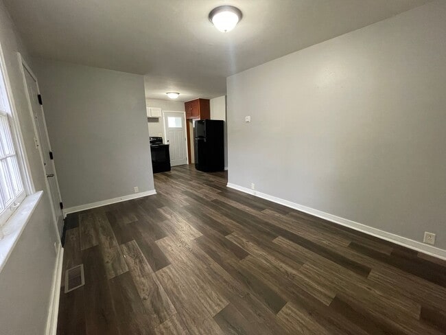 Building Photo - Updated 1 Bedroom Home - Washer-Dryer Included!