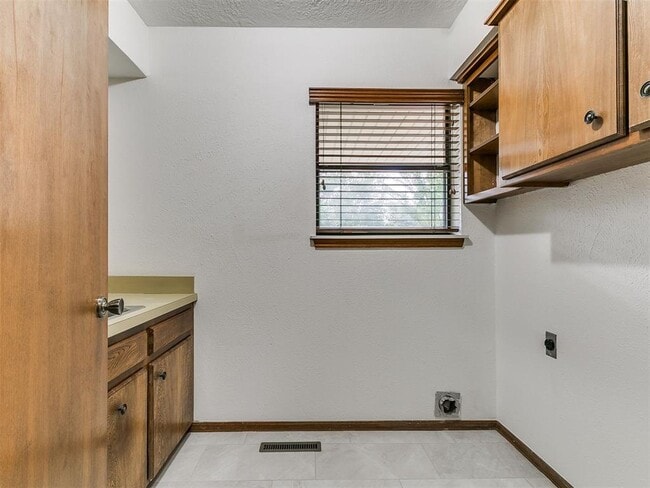 Building Photo - 309 Kingsbury Dr