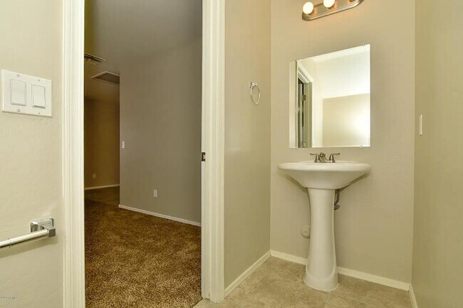 Building Photo - 506 E Townley Ave