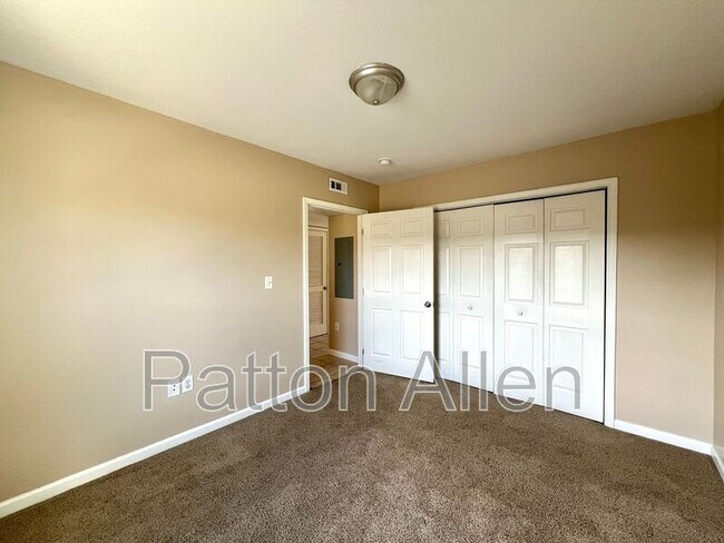 Building Photo - 4 Zell Ln