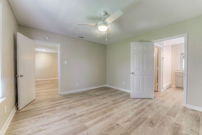 Building Photo - Gorgeous renovation!
