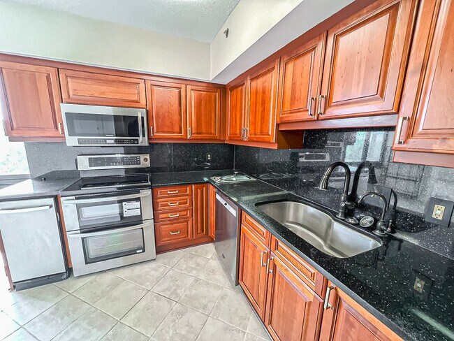 Building Photo - Fantastic 3 Bedroom 3 Bathroom Condo With ...