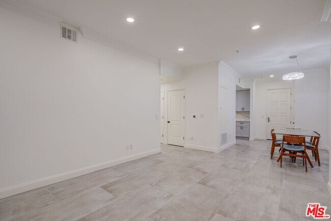 Building Photo - 1444 S Point View St