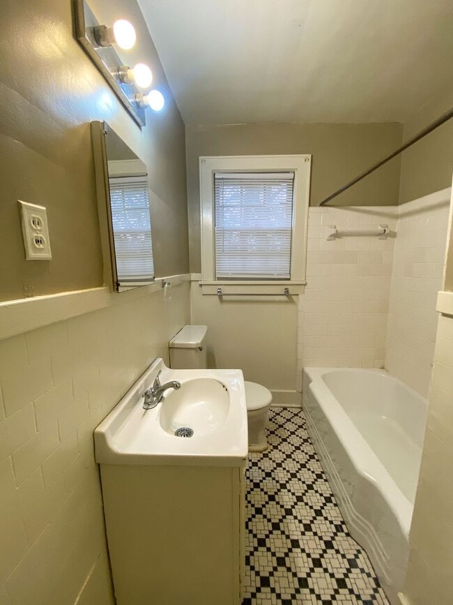 Building Photo - 1 bedroom, living dining den near Central and Highland