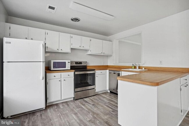 Building Photo - 642 15th St S