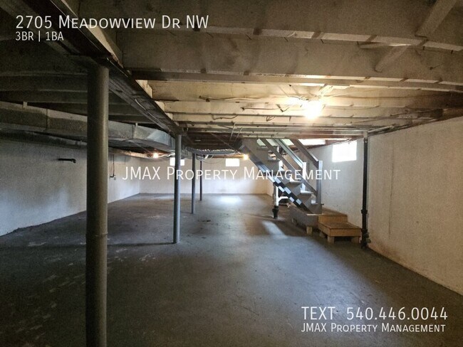 Building Photo - 2705 Meadowview Dr NW