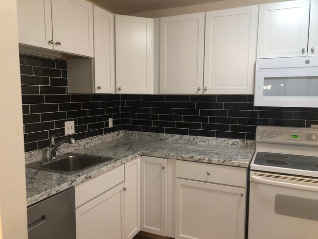 Building Photo - 2 Strawberry Bank Rd