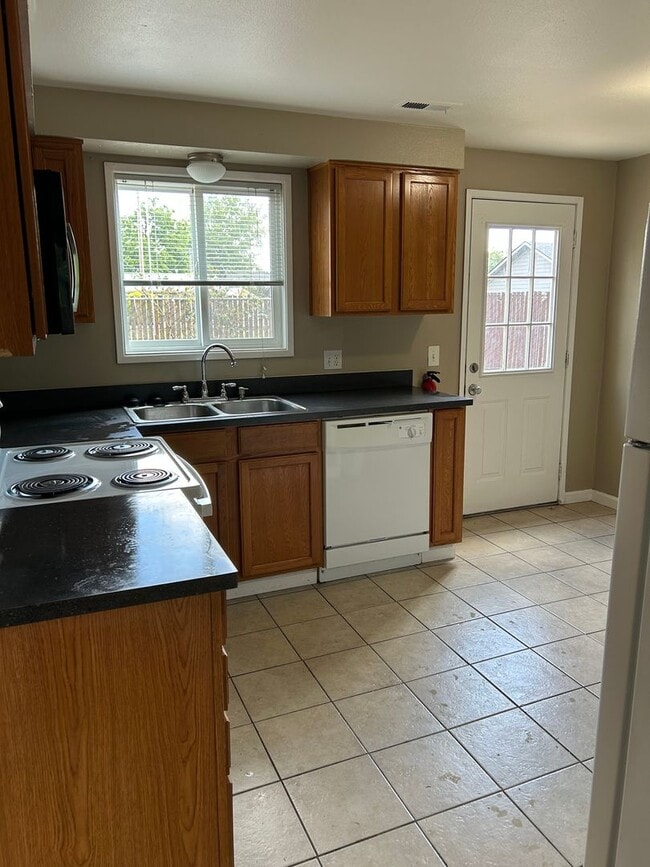 Building Photo - (894) 5th Ave Tri-Plex - 2 Bedroom / 1.5 B...