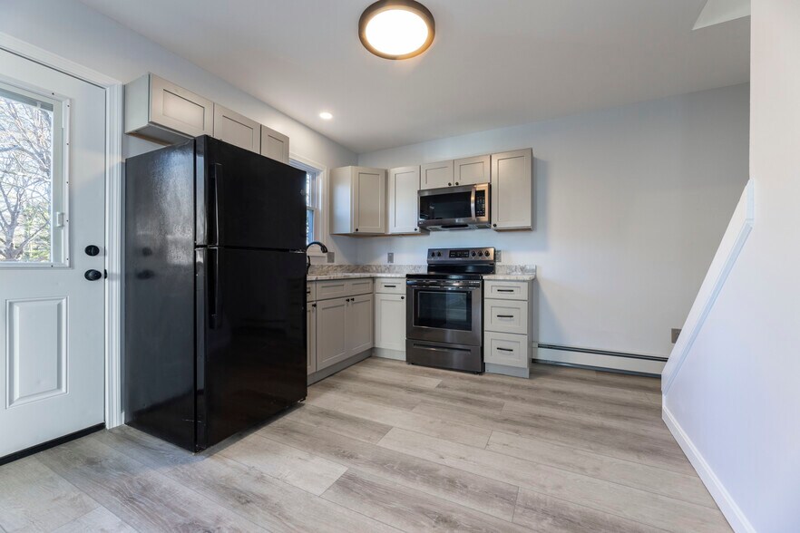 Building Photo - 5 School Ln