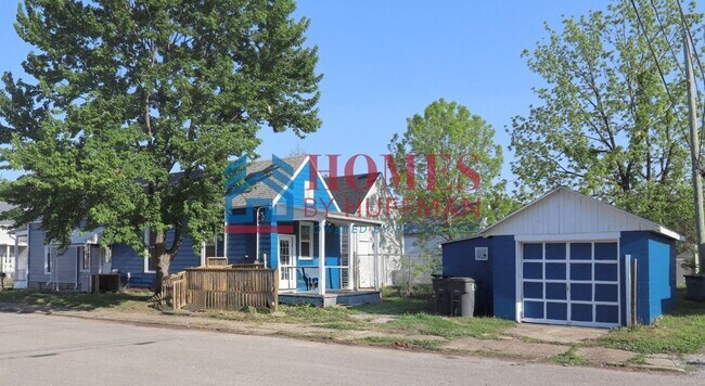 Building Photo - Two Bedroom House | Garage