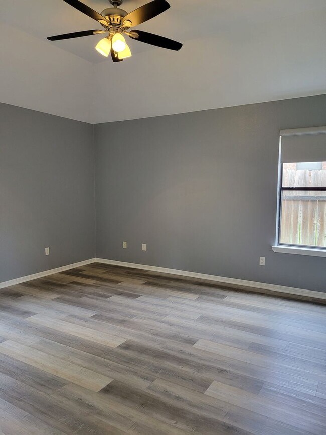 Building Photo - 3bd/2ba house close to major shopping, restaurants, and Ft. Hood!