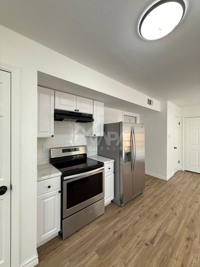 Building Photo - 6402 Gray Ridge