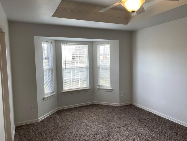 Building Photo - 911 SW Cheyenne Dr