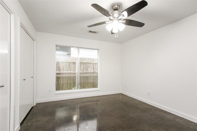 Building Photo - 319 Sydnor St
