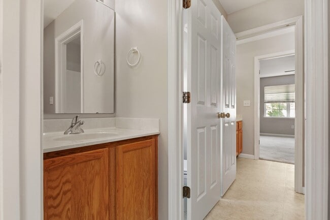Building Photo - Fletcher Townhouse
