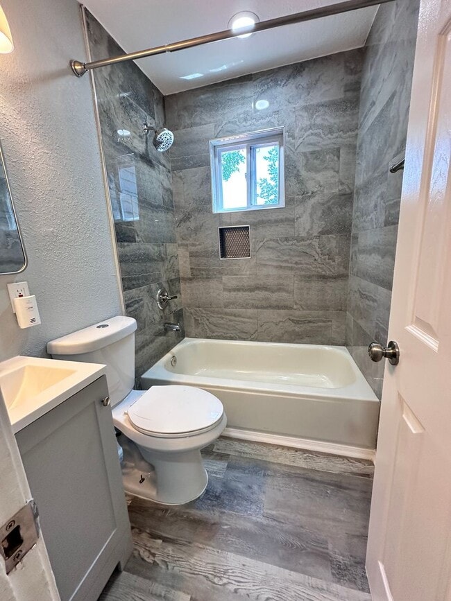 Building Photo - Coronado-Norfolk 3 Bedroom House