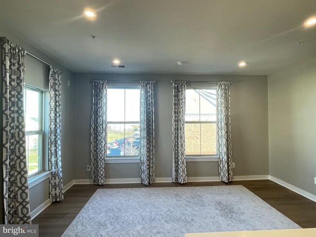 Building Photo - 42589 Burbank Terrace