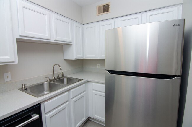 Building Photo - Newly remodeled condo