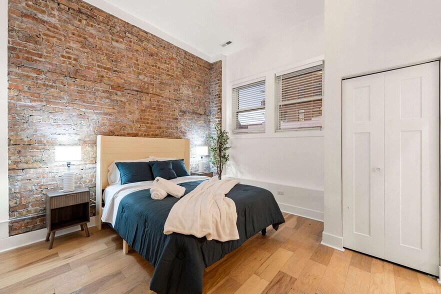 Building Photo - 1941 W Augusta Blvd