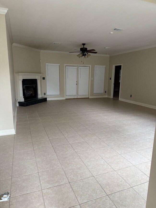 Building Photo - 1633 Devon Dr