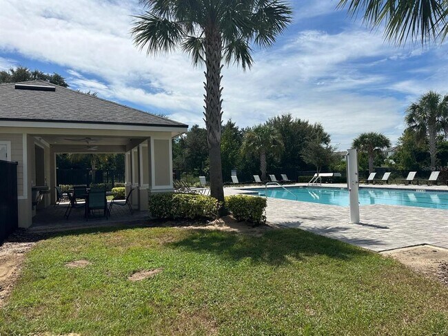 Building Photo - 118 Mandovi St