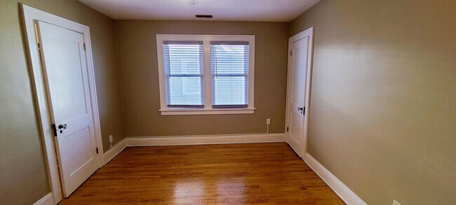 Building Photo - Charming 2 bedroom, 1 bathroom upper-level duplex in Saint Paul