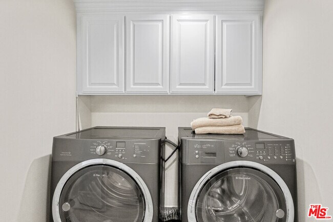 Building Photo - 3690 Crownridge Dr