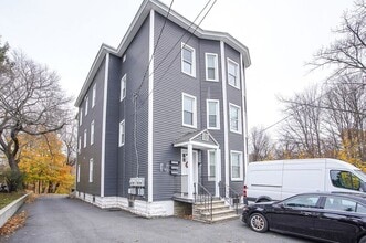 Building Photo - 10-12 River Street