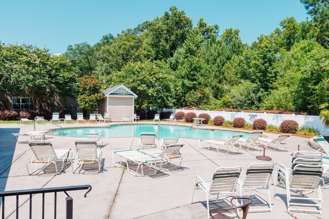 Building Photo - Move-In Ready & Updated Hampton Forest Tow...