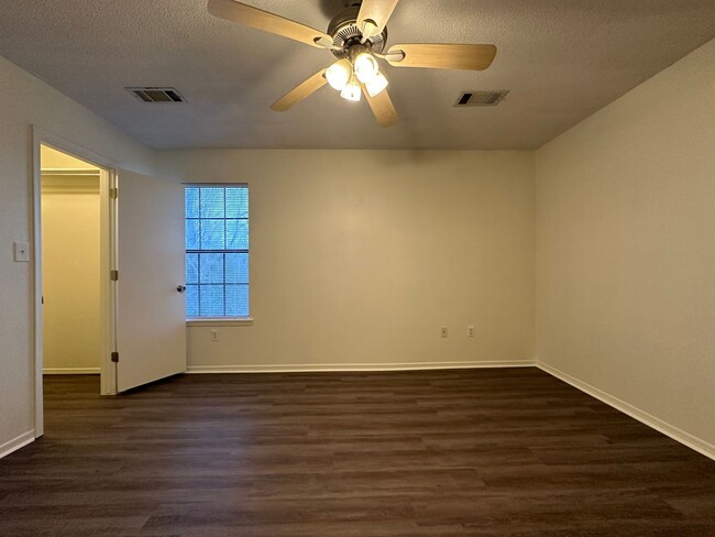 Building Photo - Gorgeous 3 Bed / 2 Bath Home in Barling