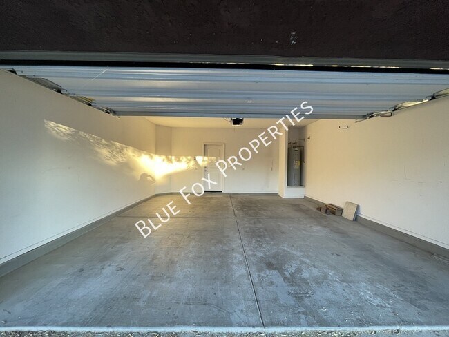 Building Photo - 8721 N Black Pine Dr