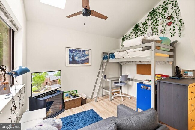 Building Photo - 2120 S Bay Ln