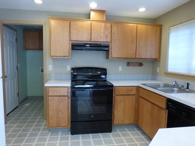 Building Photo - Great Home in SE Portland for Lease !! Pet...