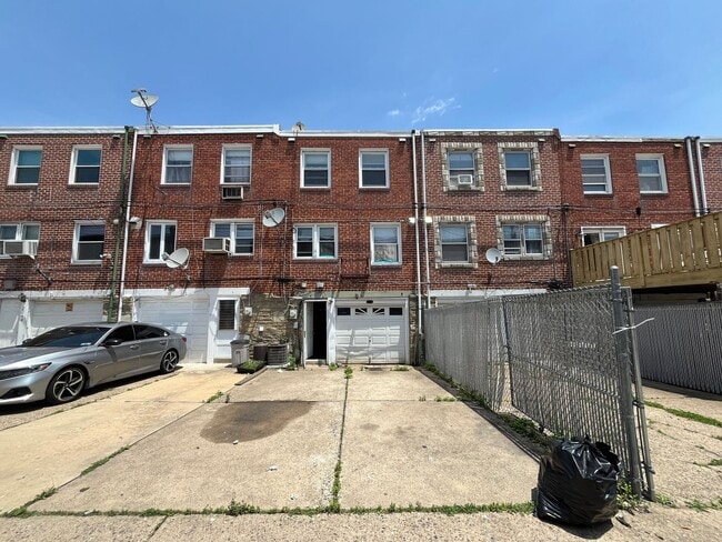 Building Photo - 2248 Disston St