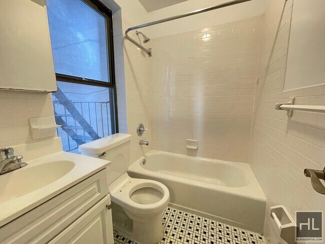 Building Photo - NO FEE One Bed on Upper East Side! Won't S...