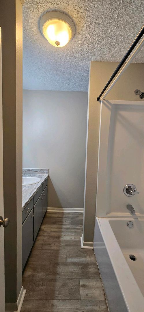 Building Photo - Available Now! Updated, Downstairs 2 Bedroom 1 Bath Apartment!