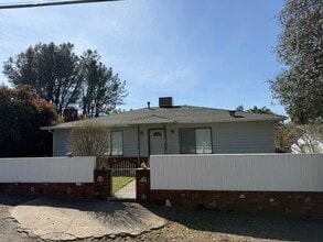 Building Photo - 3 bedroom home in Shasta Lake City