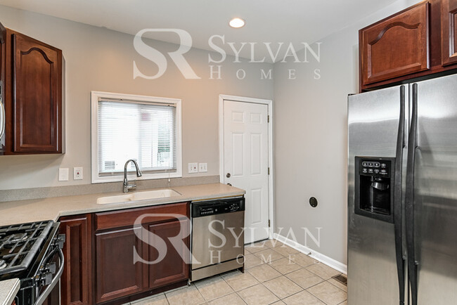 Building Photo - Charming & Modern 3 BR, 2 BA Townhome