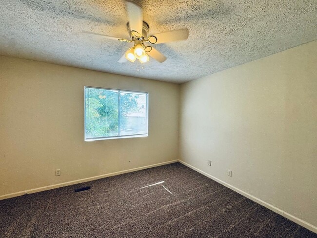Building Photo - Lovely Town Home