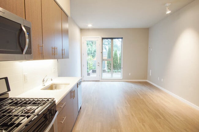 Building Photo - *FREE RENT* Sellwood-Great Modern Studio w...