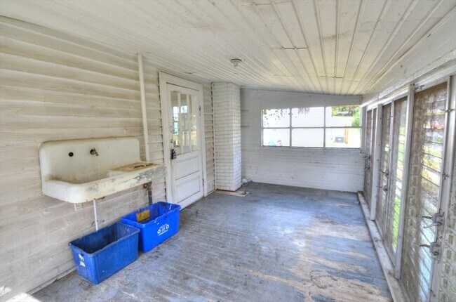 Building Photo - Sunny 3 Bedroom House - Walk To Downtown H...