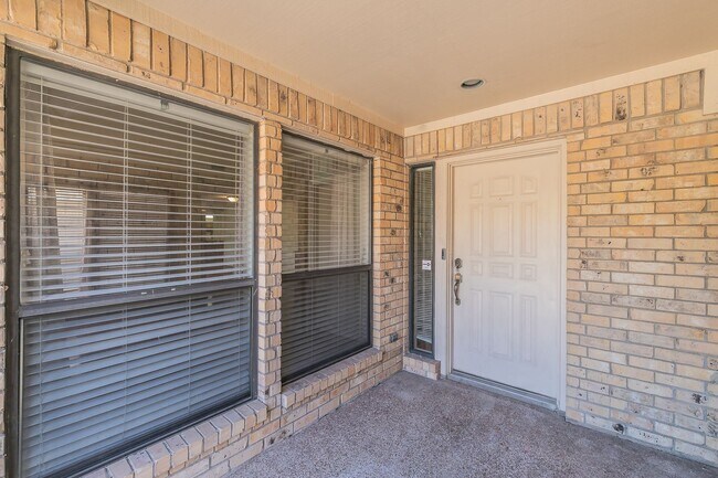 Building Photo - BEAUTIFUL and SPACIOUS Townhome in Ideal L...