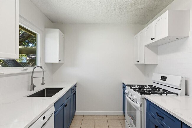 Building Photo - 2808 Firecrest Dr