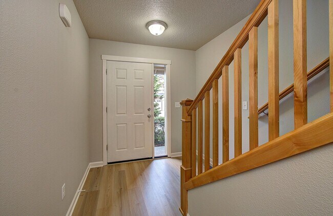 Building Photo - Charming 3 bd 2.5 ba Townhouse - Special! $500 OFF on December Move In!